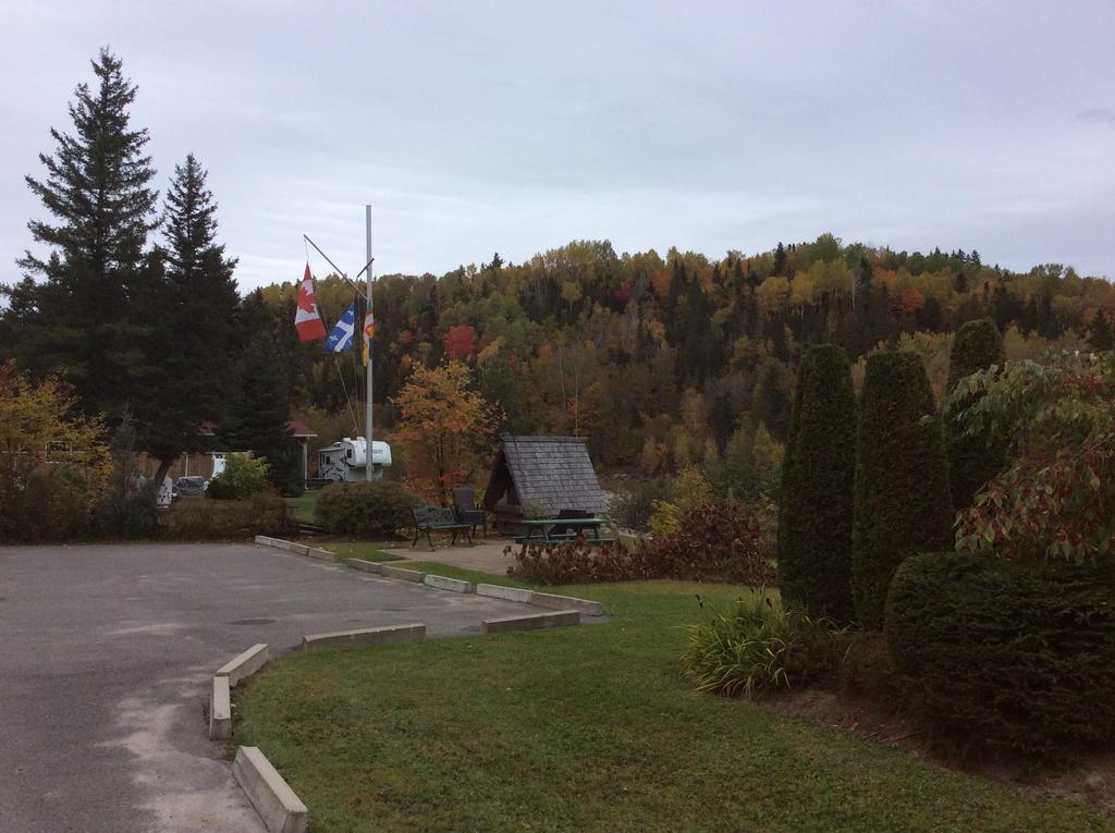 Camping Le 4 Chemins LʼAnse-Saint-Jean الغرفة الصورة