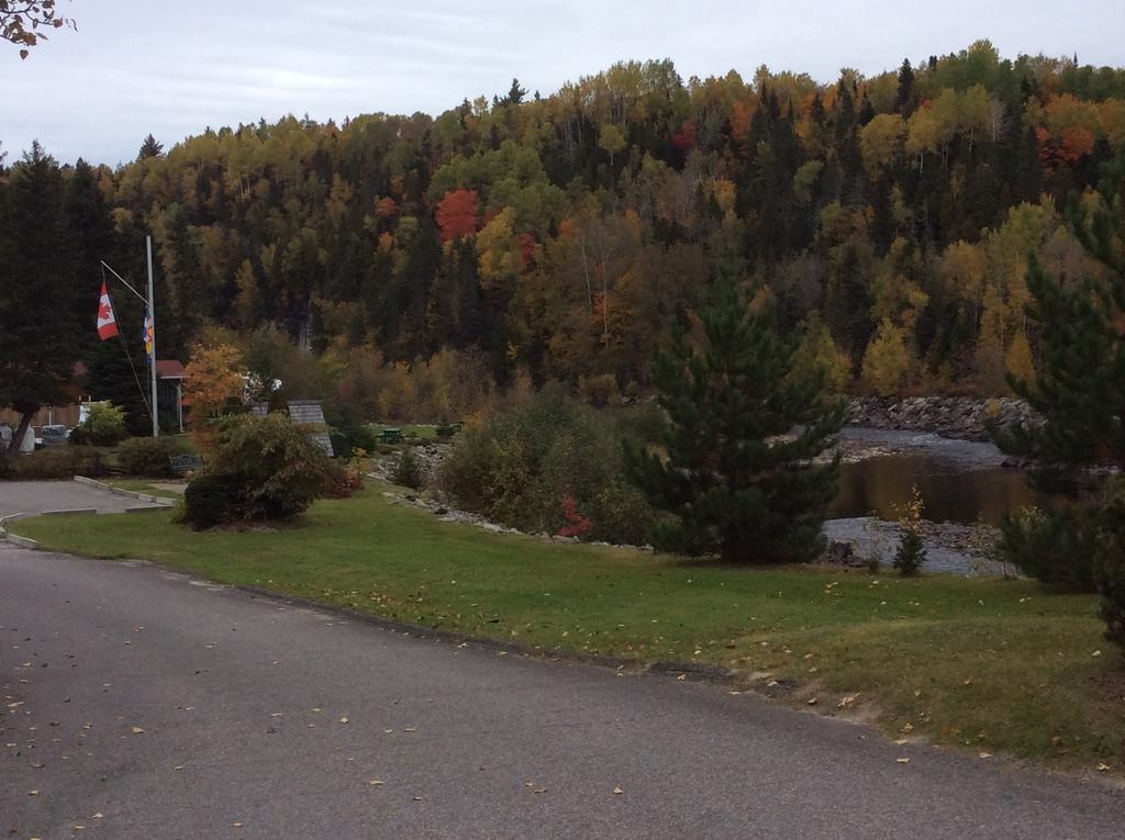 Camping Le 4 Chemins LʼAnse-Saint-Jean الغرفة الصورة