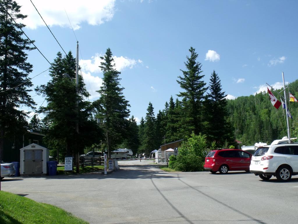 Camping Le 4 Chemins LʼAnse-Saint-Jean الغرفة الصورة
