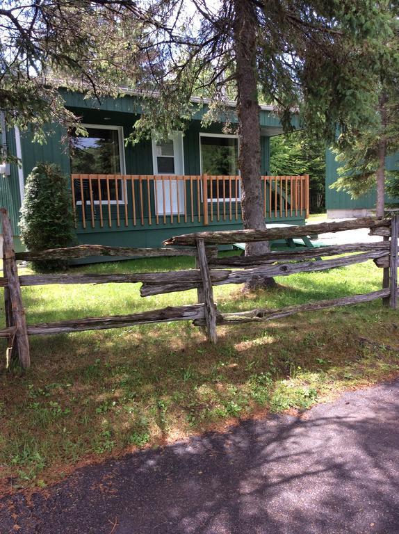Camping Le 4 Chemins LʼAnse-Saint-Jean المظهر الخارجي الصورة