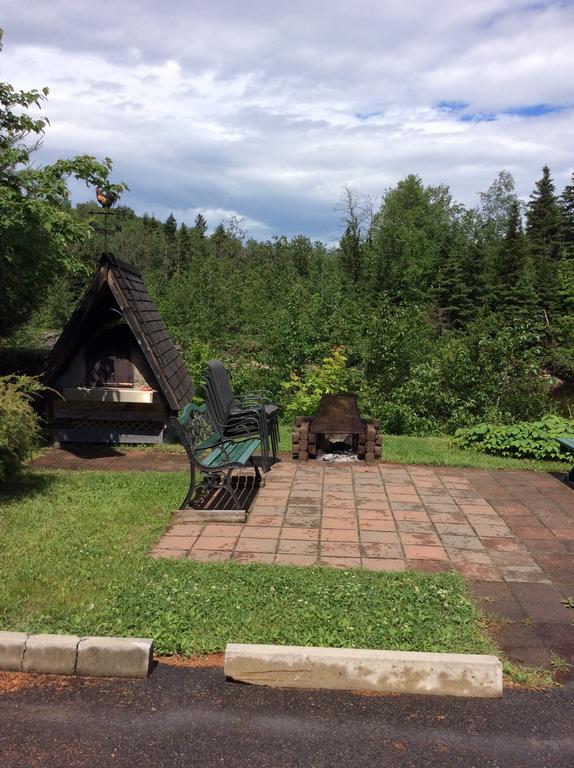 Camping Le 4 Chemins LʼAnse-Saint-Jean المظهر الخارجي الصورة
